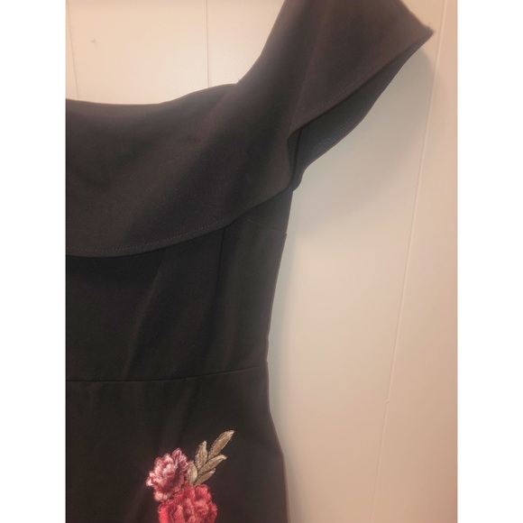 Off Shoulder Ruffle Bodycon - Picture 2 of 3